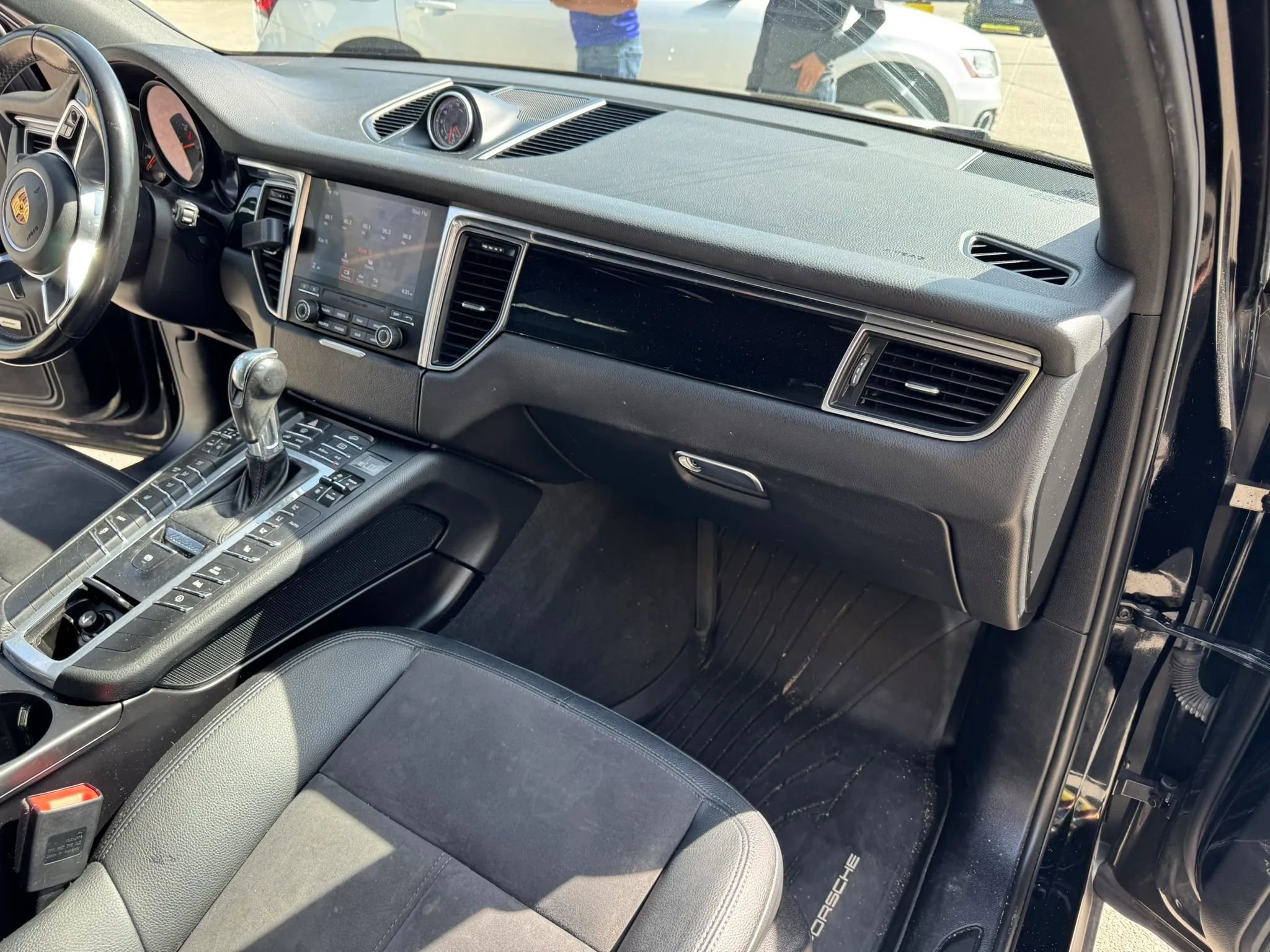 Used 2018 Porsche Macan Sport Edition AWD/4WD image 23
