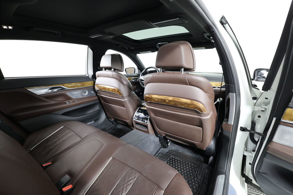 Used 2016 BMW 740i image 21