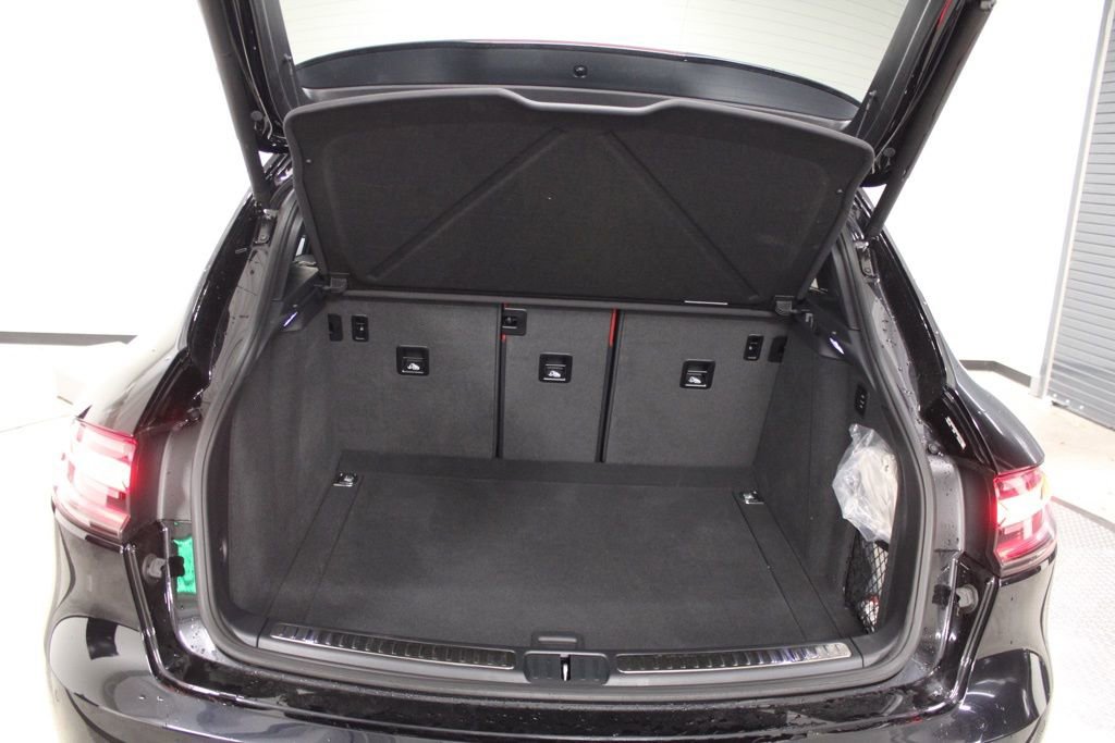 Certified 2025 Porsche Macan AWD/4WD image 35