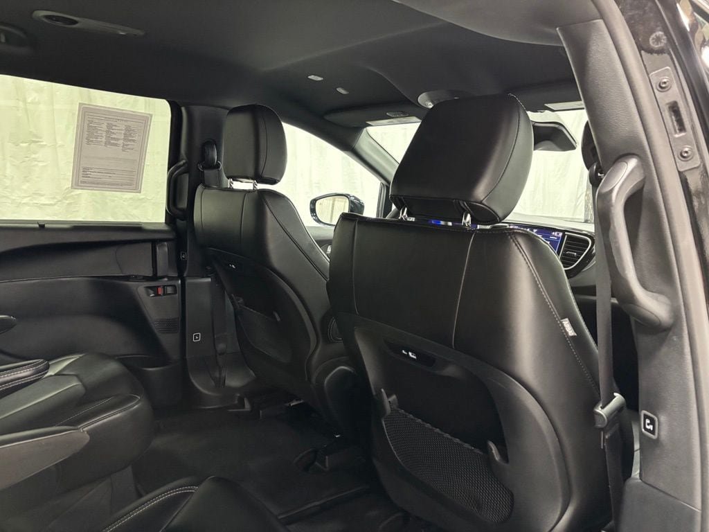 Used 2025 Chrysler Pacifica Select FWD image 51