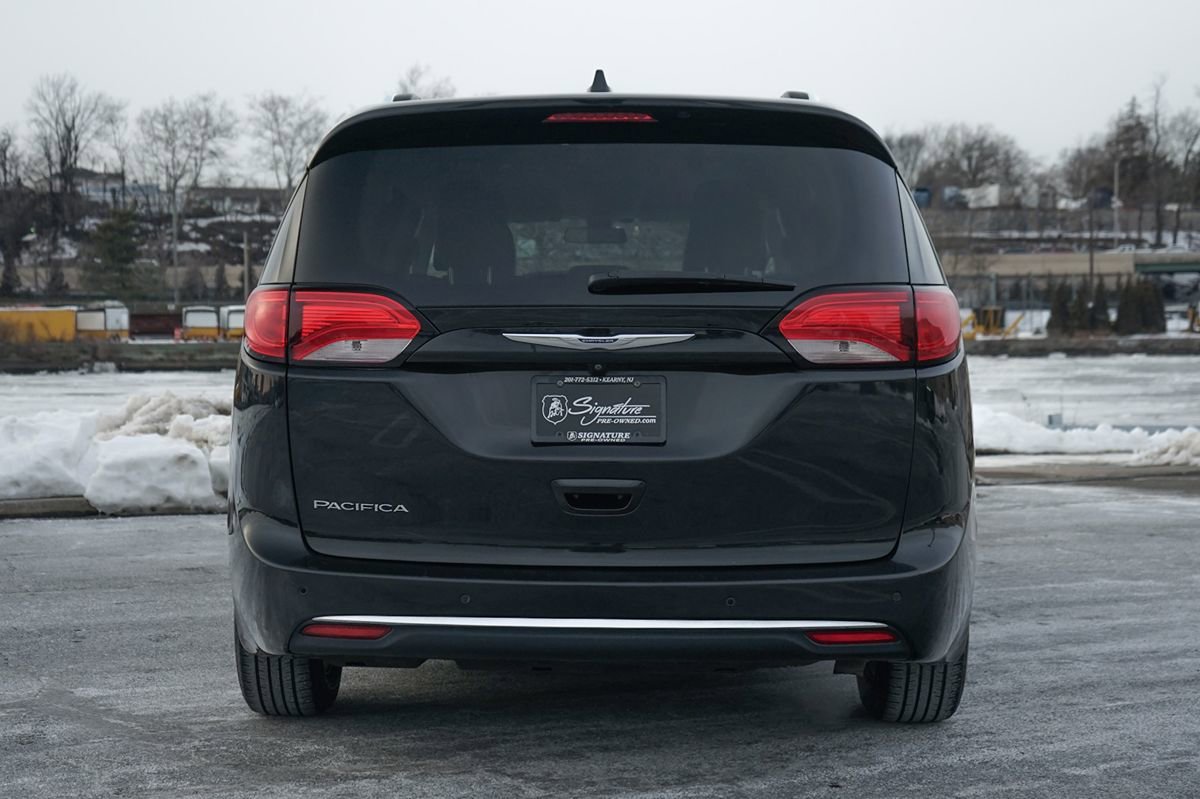 Used 2018 Chrysler Pacifica Touring-L FWD image 32