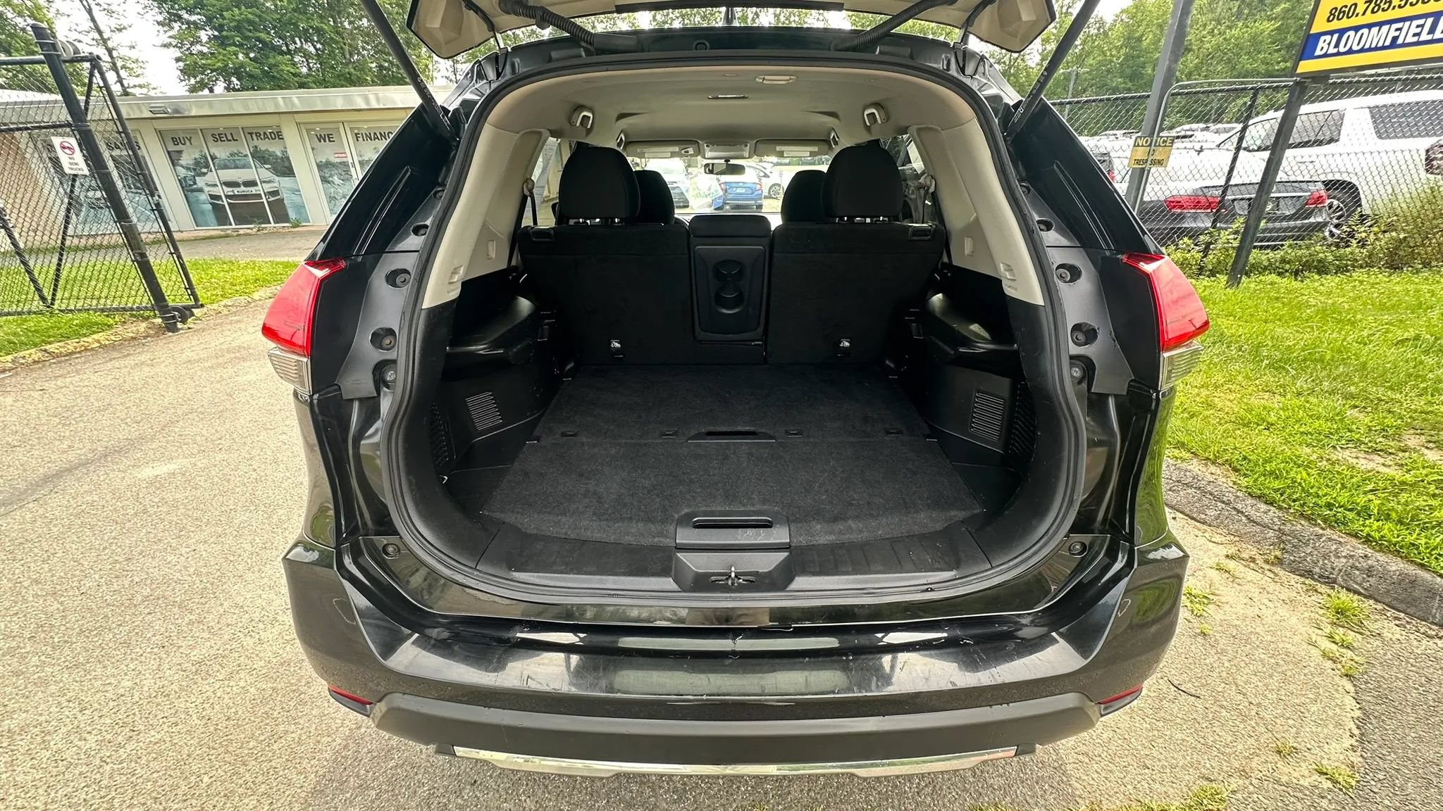 Used 2017 Nissan Rogue SV AWD/4WD image 9