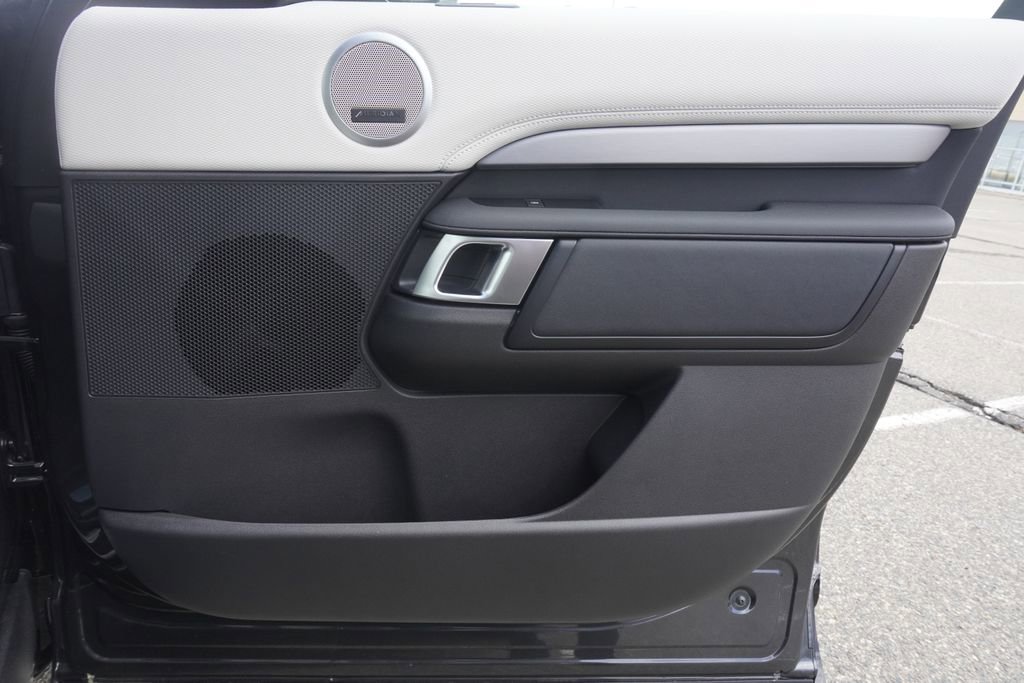 New 2025 Land Rover Discovery Dynamic SE image 21