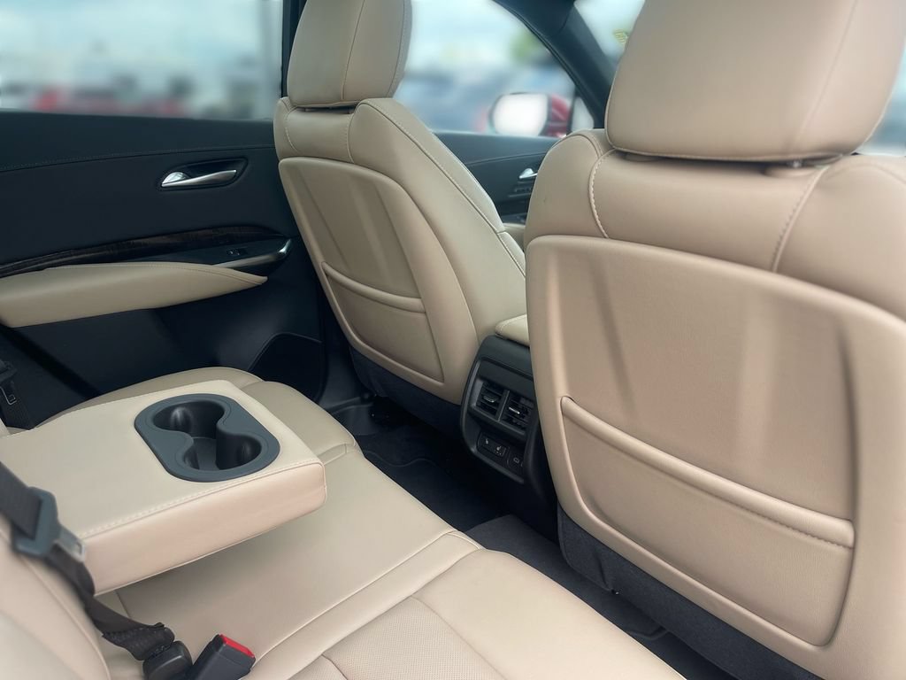 Used 2025 Cadillac XT4 Premium Luxury w/ Technology Package AWD/4WD image 37