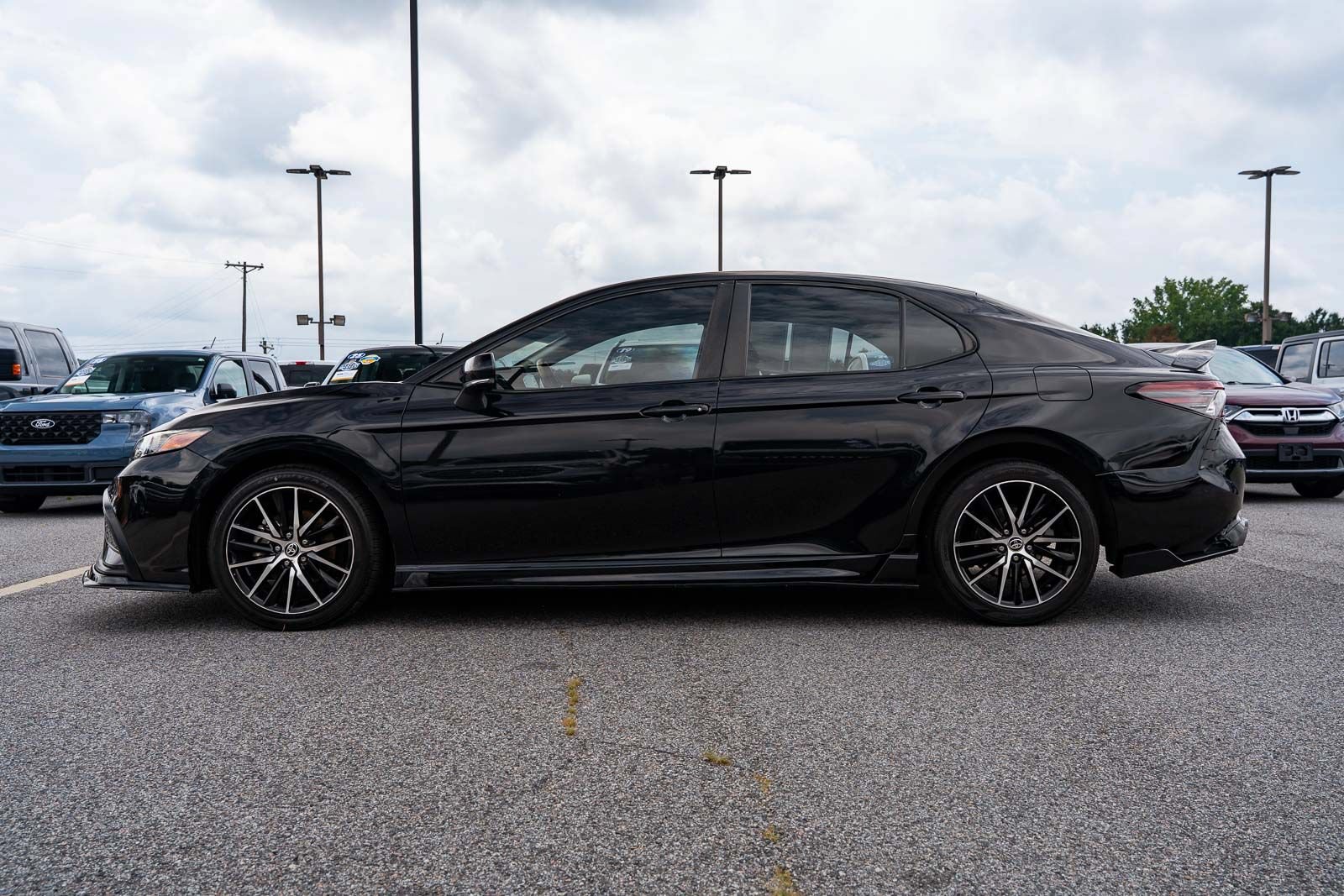 Used 2023 Toyota Camry SE FWD image 4