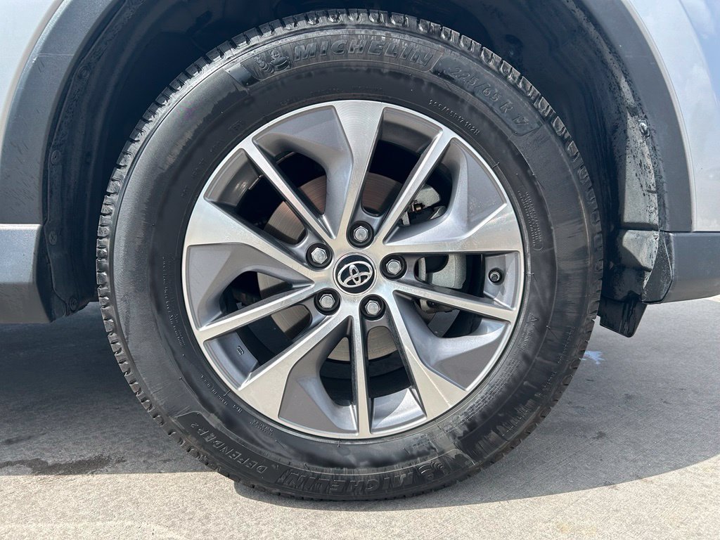 Used 2018 Toyota RAV4 LE AWD/4WD image 32