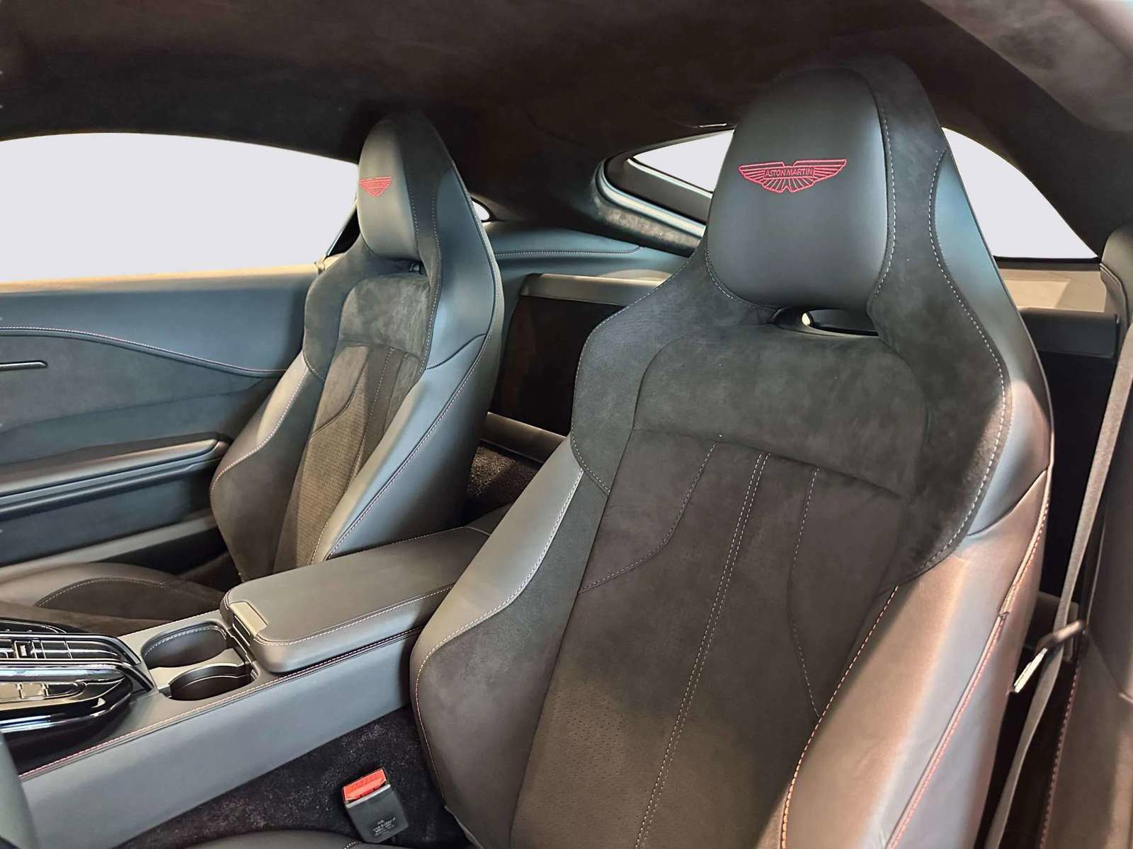 New 2025 Aston Martin V8 Vantage Coupe image 10