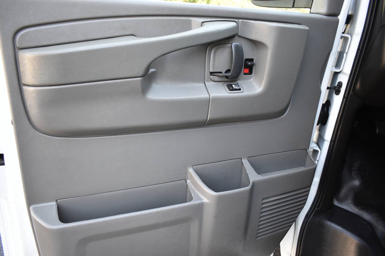 Used 2015 Chevrolet Express 2500 RWD image 17