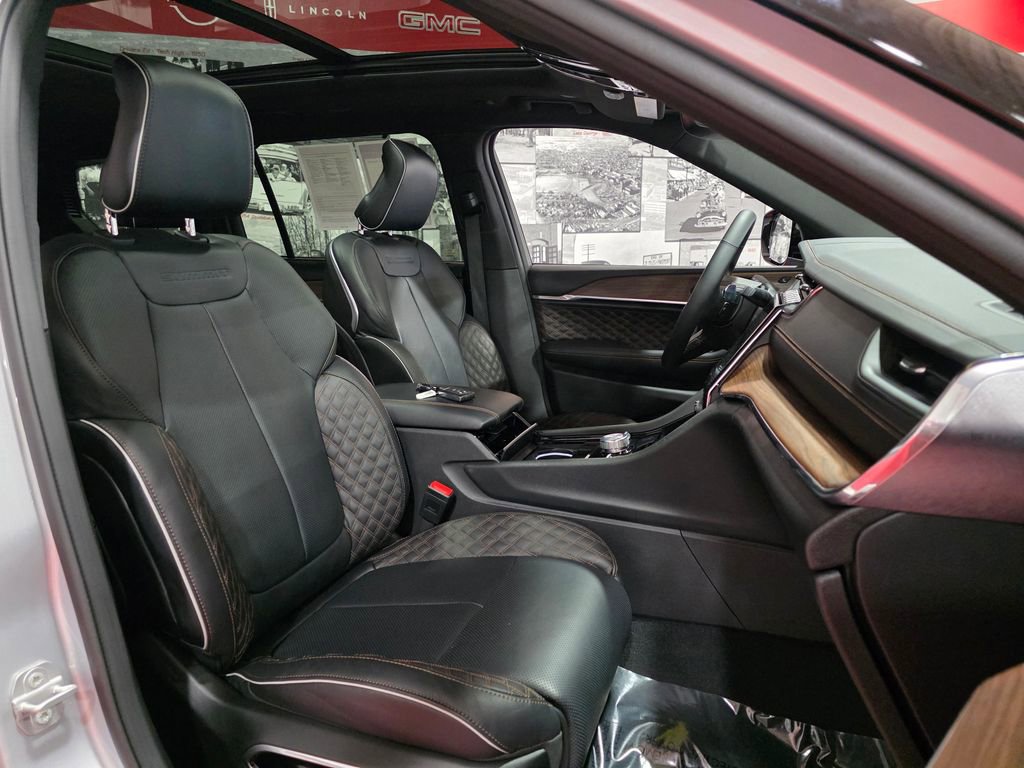 Used 2024 Jeep Grand Cherokee L Summit w/ Luxury Tech Group V image 18