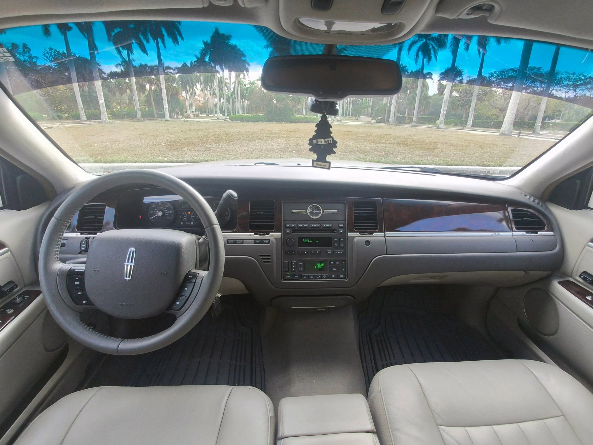 Used 2006 Lincoln Town Car Signature image 7