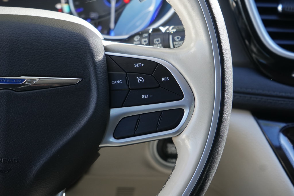 Used 2020 Chrysler Pacifica Limited FWD image 16