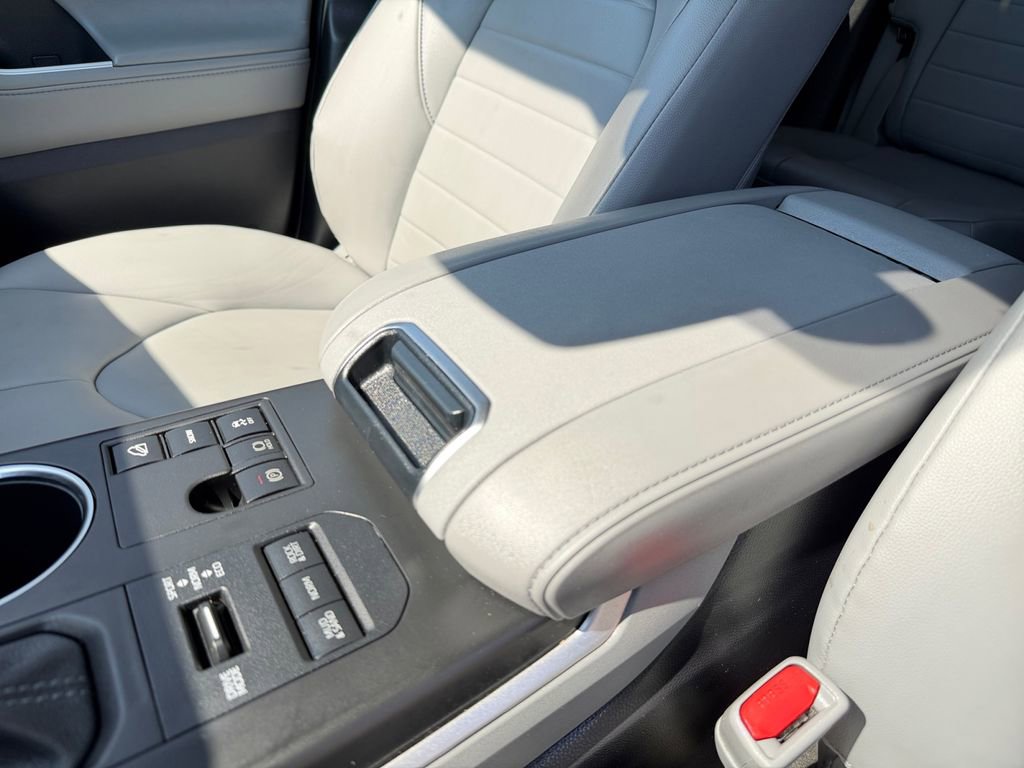 Used 2023 Toyota Highlander XLE image 6