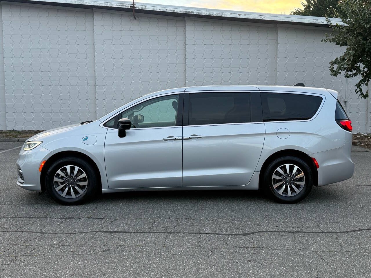 Used 2024 Chrysler Pacifica Limited FWD image 5