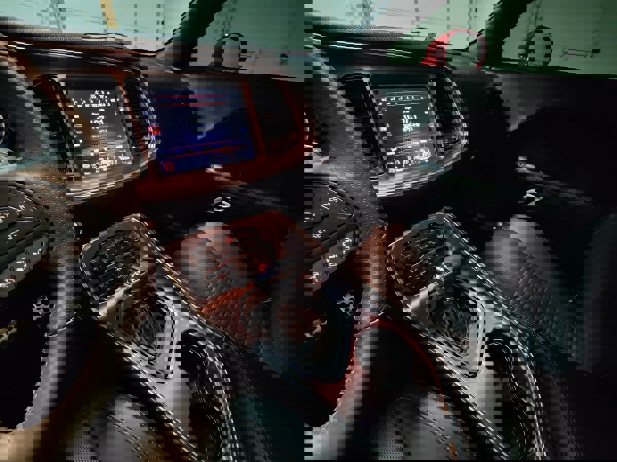 Used 2015 Dodge Challenger R/T Plus image 30