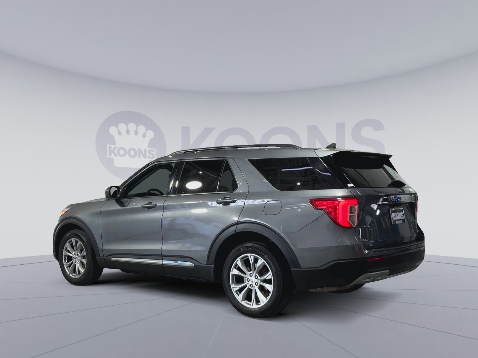 Used 2022 Ford Explorer XLT w/ Equipment Group 202A AWD/4WD image 8