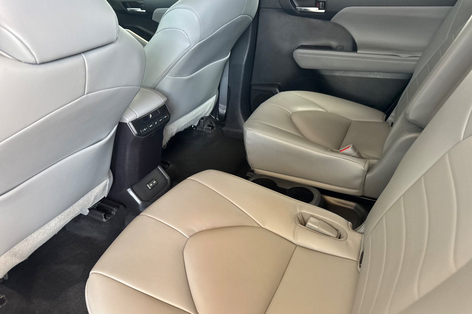 Used 2022 Toyota Highlander XLE AWD/4WD image 14
