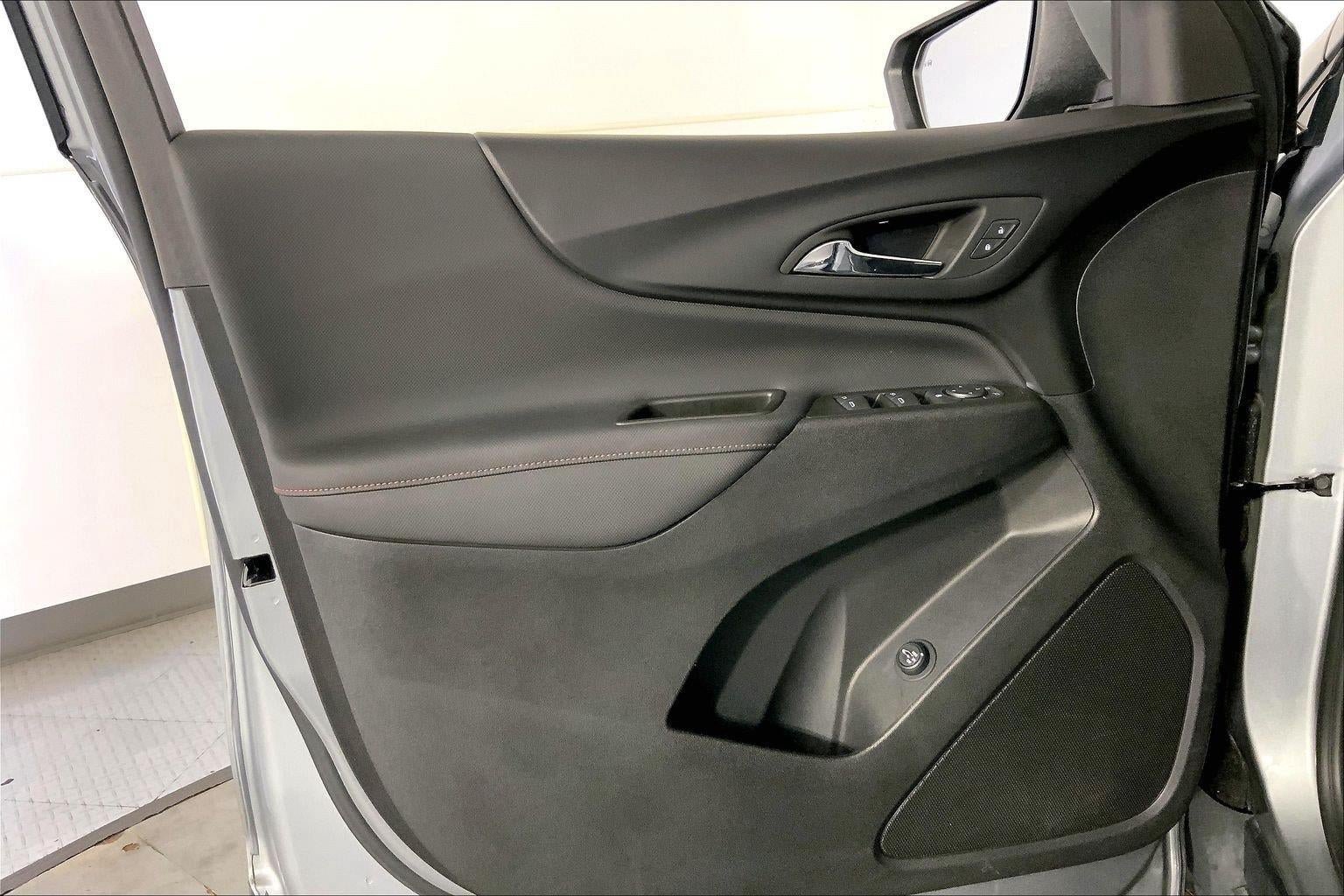 Used 2023 Chevrolet Equinox RS FWD image 24