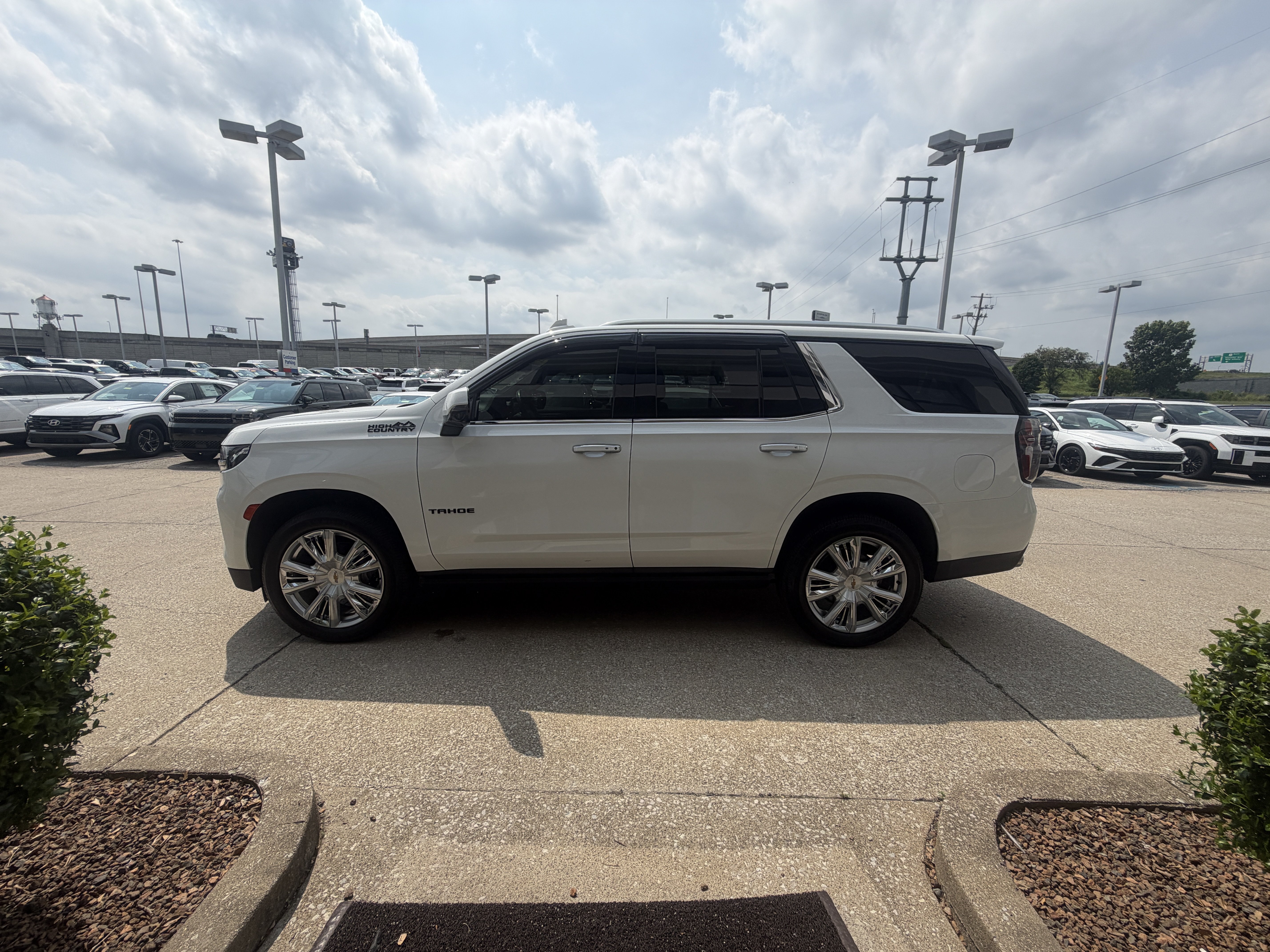 Used 2021 Chevrolet Tahoe High Country w/ Premium Package AWD/4WD image 14