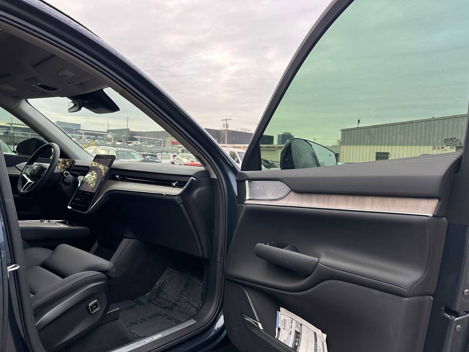 Used 2025 Volvo EX90 Ultra image 11