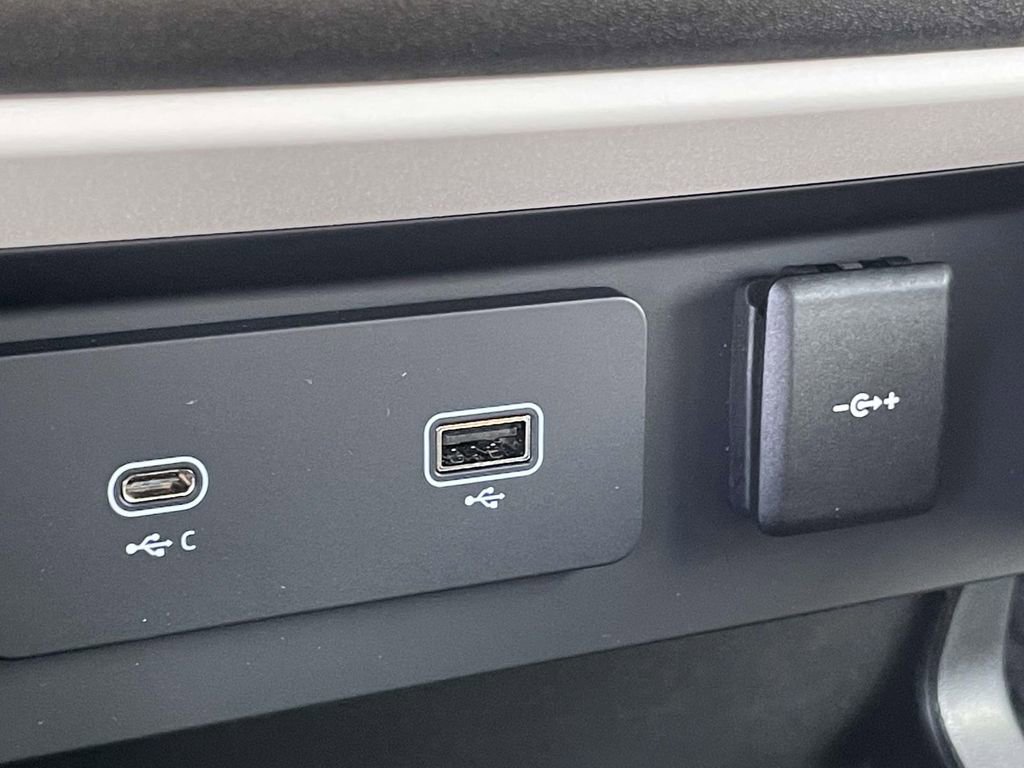 Used 2024 Land Rover Defender 110 X-Dynamic SE image 32