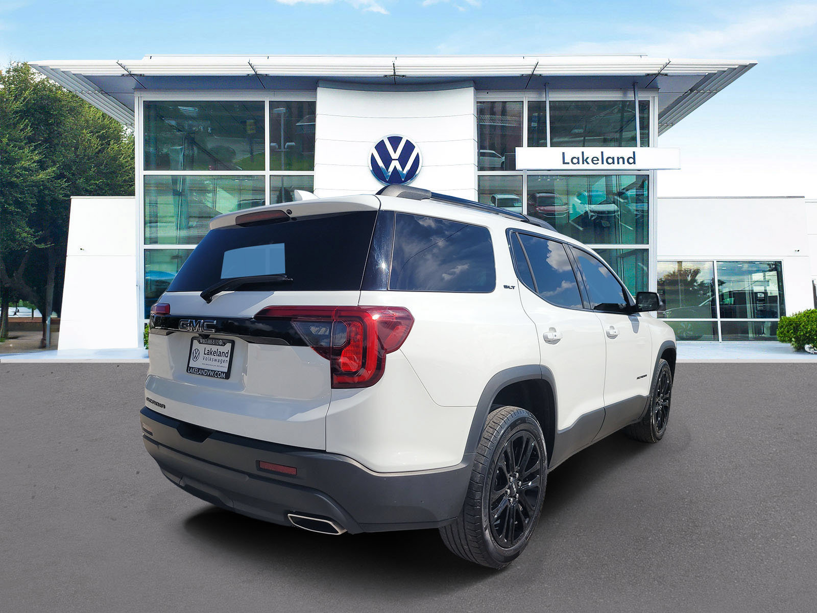 Used 2023 GMC Acadia SLT w/ Elevation Edition FWD image 3
