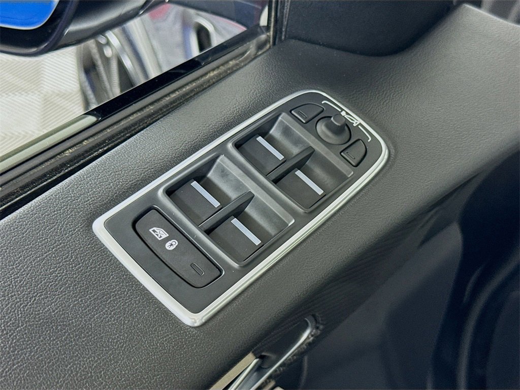 Used 2019 Jaguar F-PACE SVR image 18