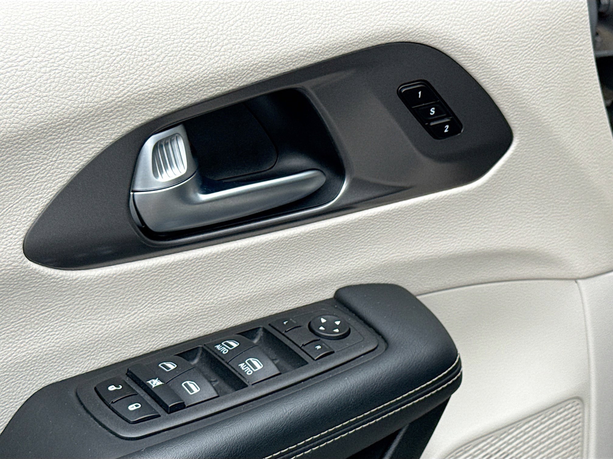 Used 2023 Chrysler Pacifica Touring-L FWD image 9