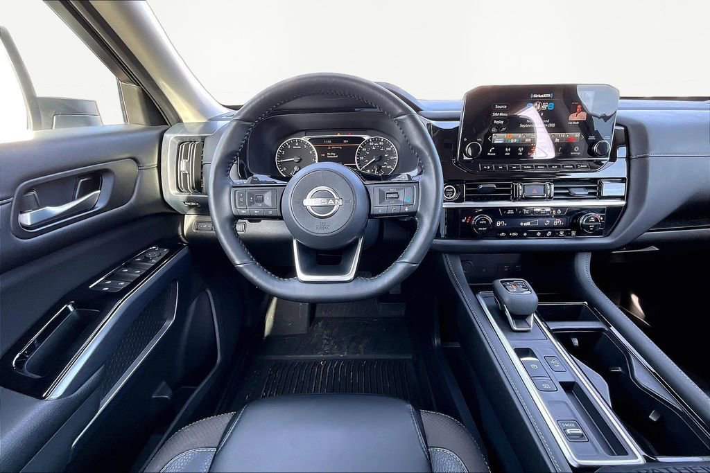 Used 2024 Nissan Pathfinder SL FWD image 5