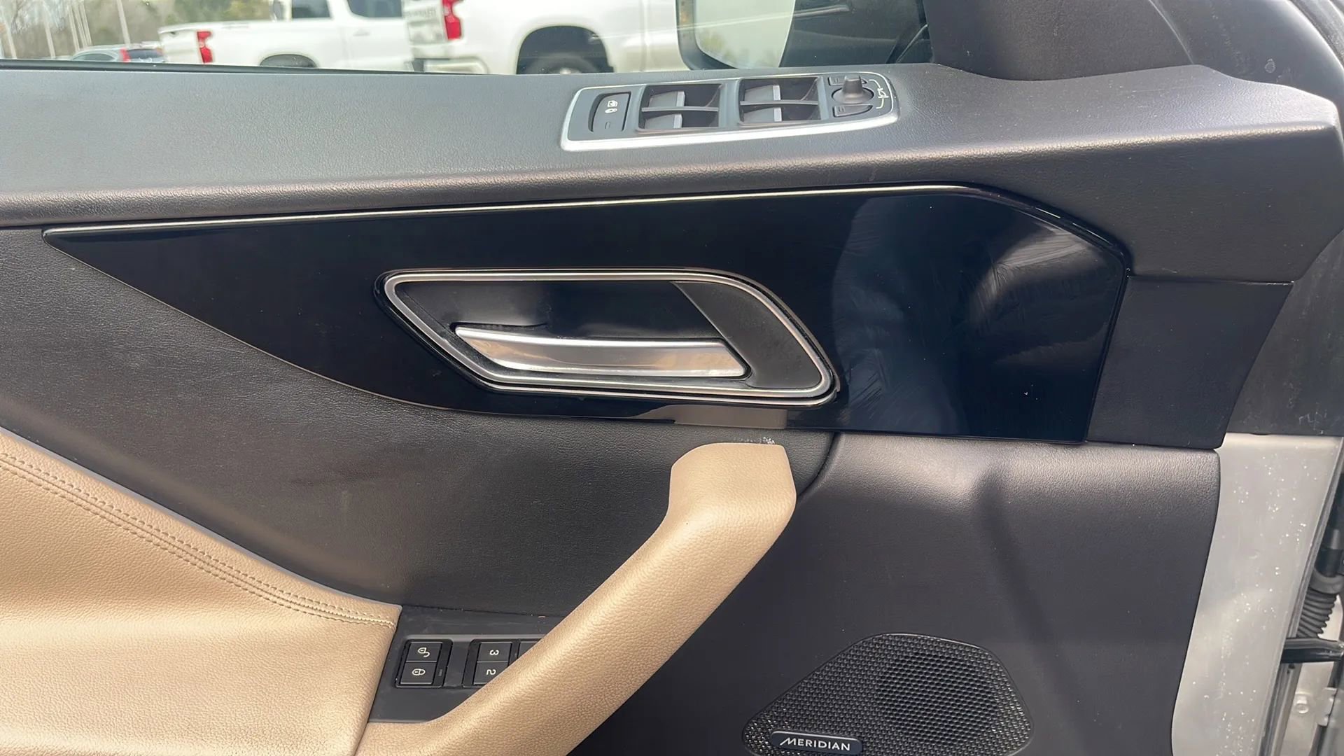 Used 2017 Jaguar F-PACE Premium image 23