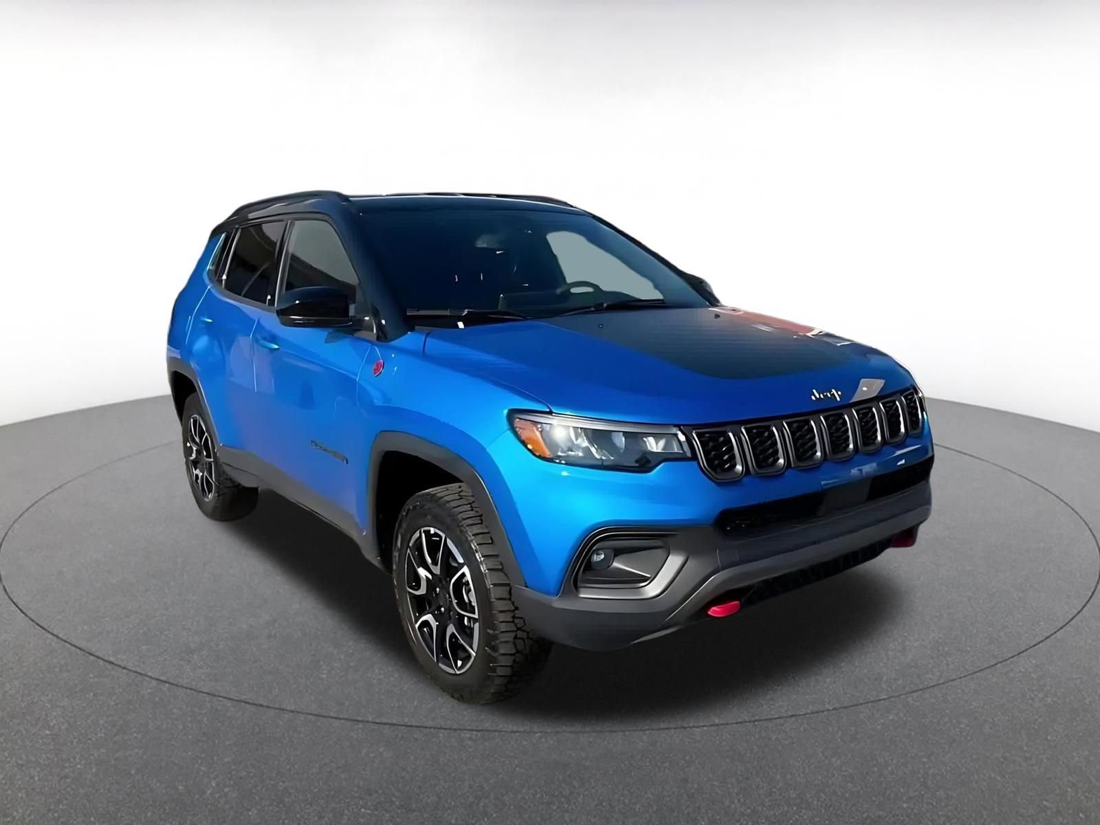 Used 2025 Jeep Compass Trailhawk image 3