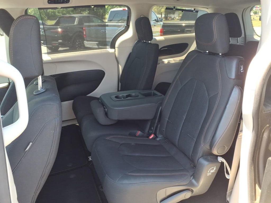 Used 2017 Chrysler Pacifica Touring Plus w/ Tire & Wheel Group FWD image 6