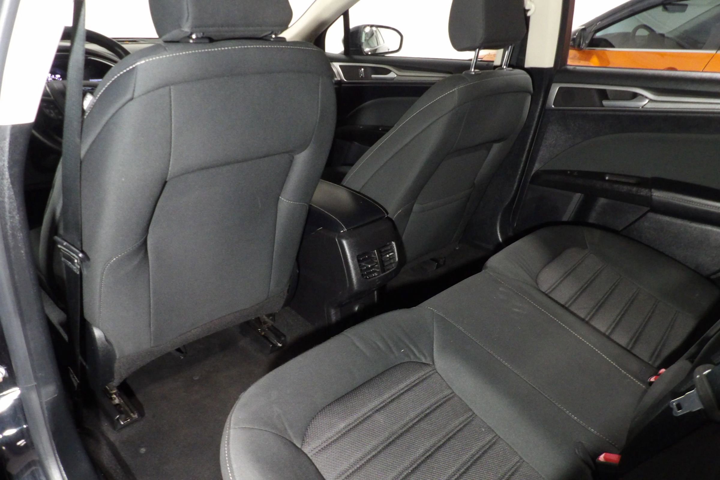 Used 2020 Ford Fusion SE image 10