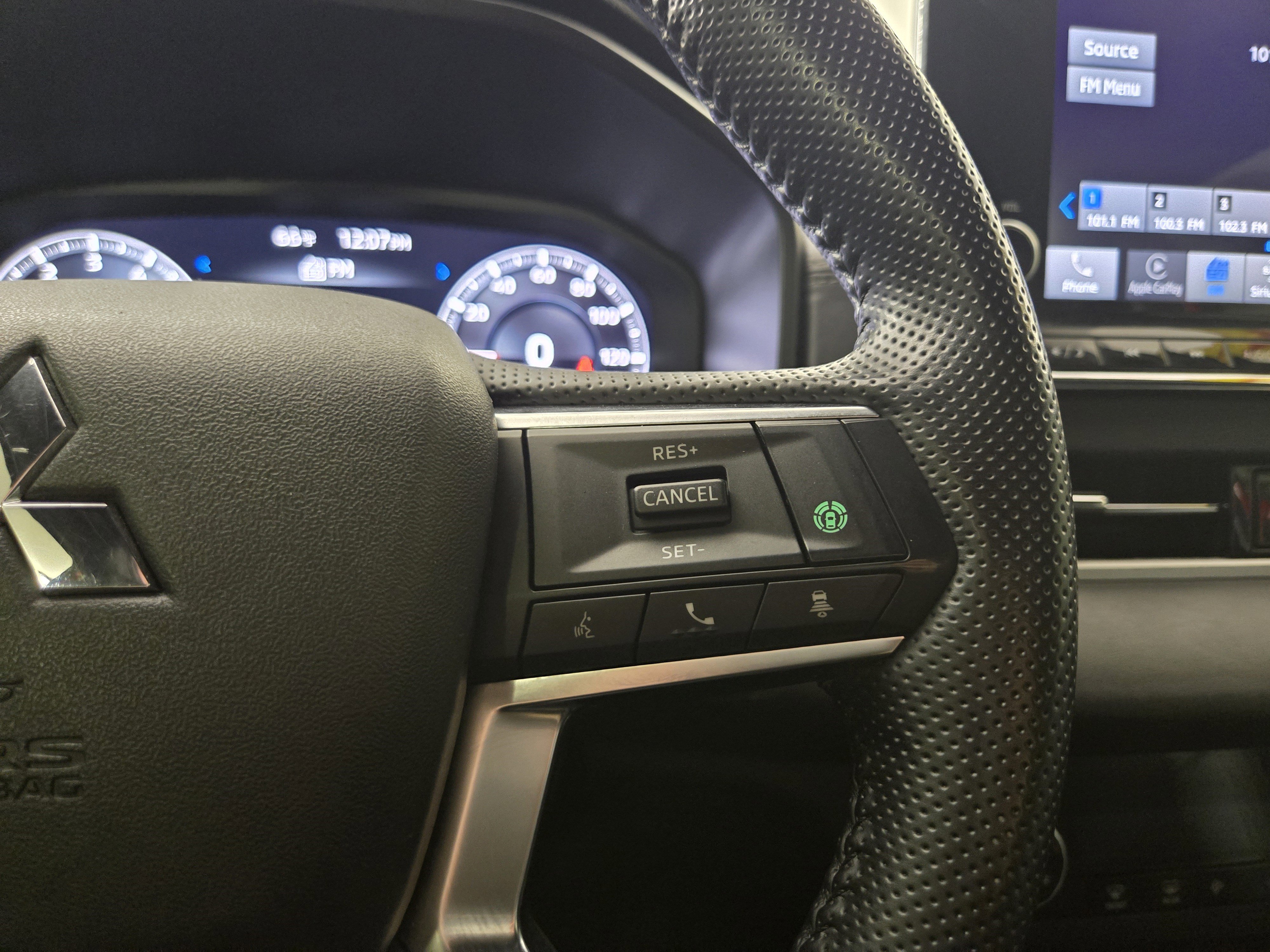 Used 2024 Mitsubishi Outlander SE Black Edition image 17