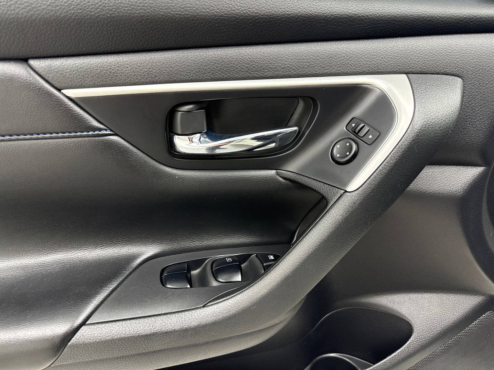 Used 2017 Nissan Altima 2.5 SR w/ Midnight Edition Package FWD image 32