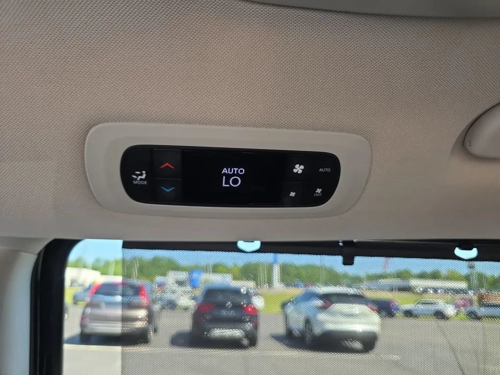 Used 2023 Chrysler Pacifica Touring-L FWD image 42