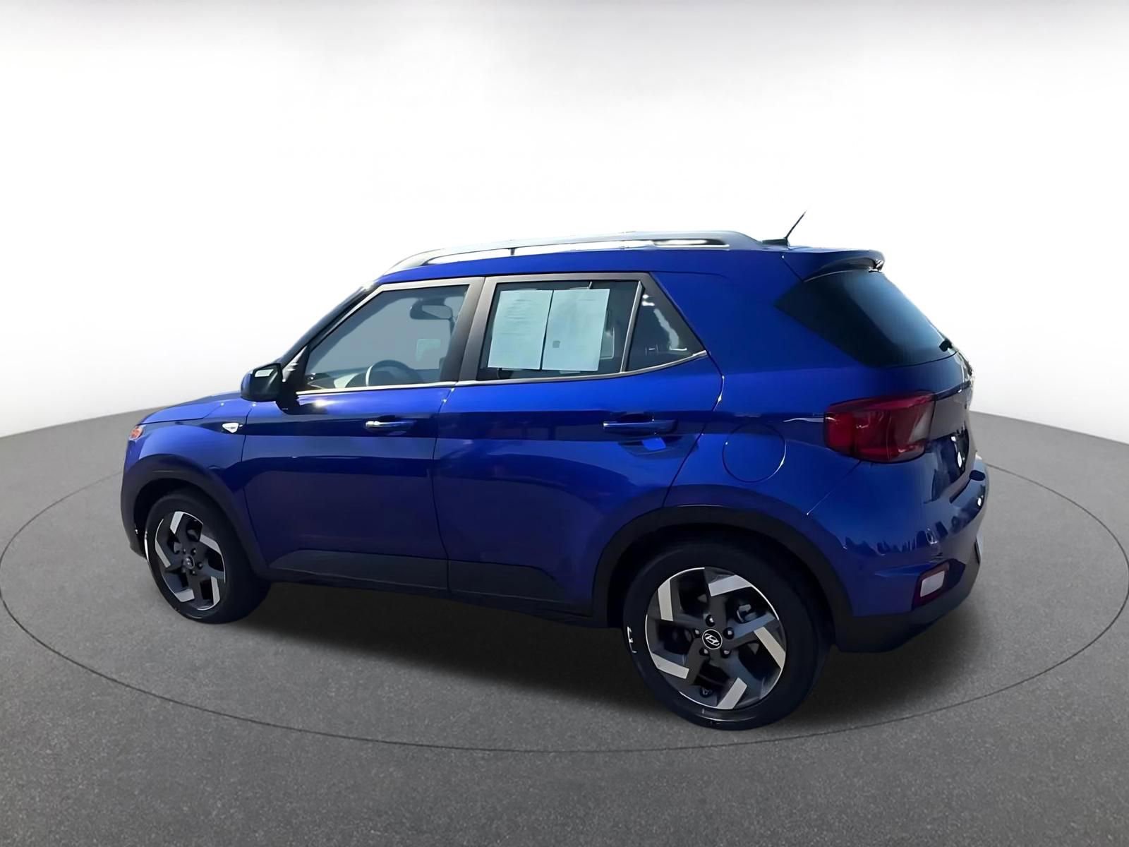 Used 2025 Hyundai Venue SEL image 10