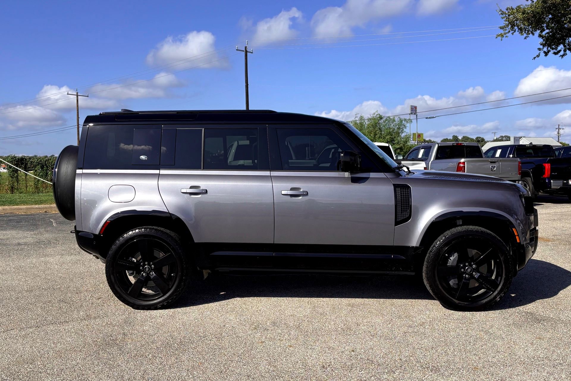 Used 2024 Land Rover Defender 110 X-Dynamic SE image 5