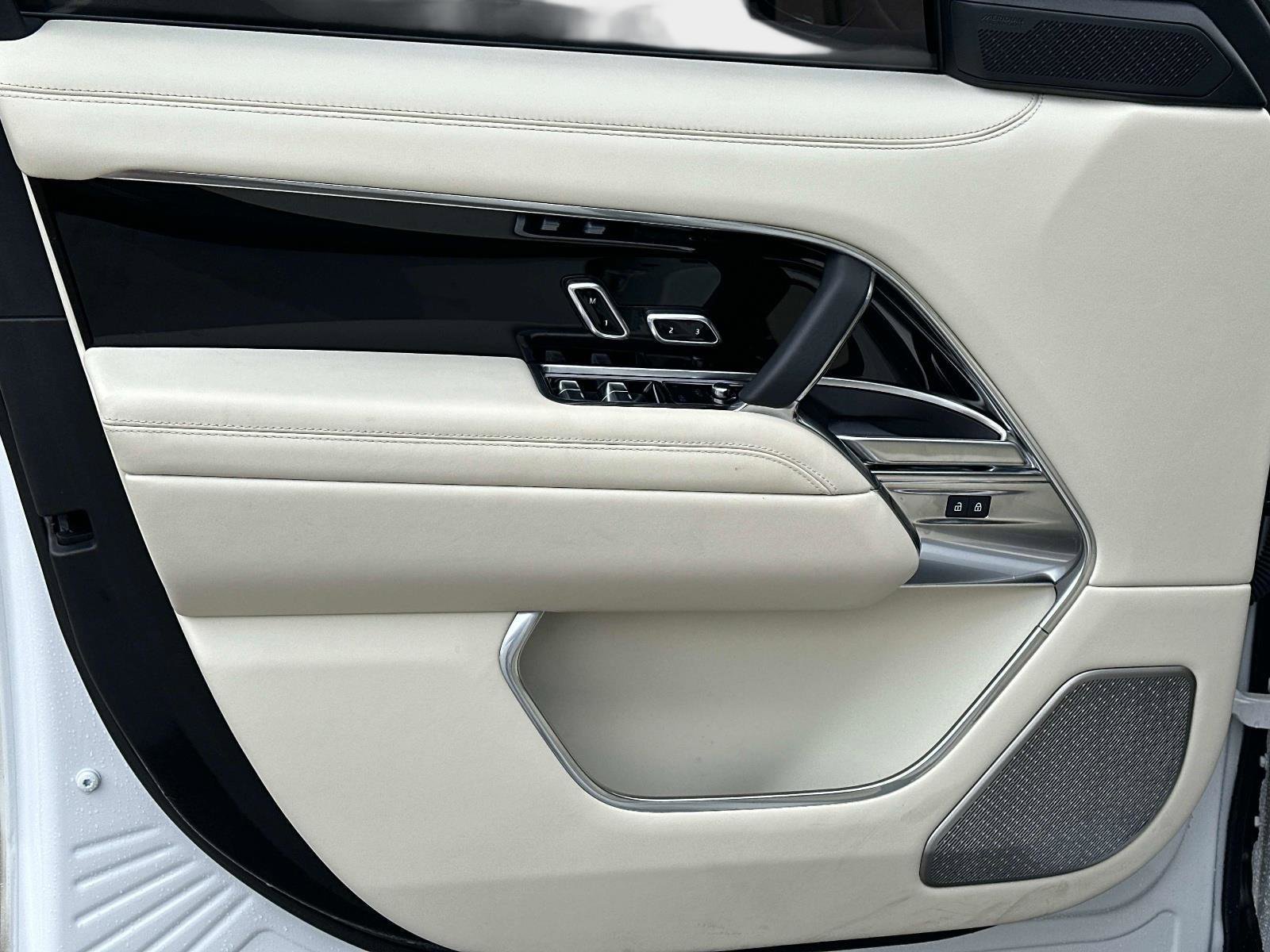 Used 2025 Land Rover Range Rover Long Wheelbase Autobiography image 15