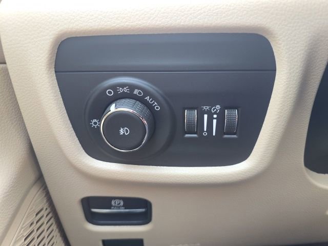 Certified 2025 Jeep Grand Cherokee Limited image 11