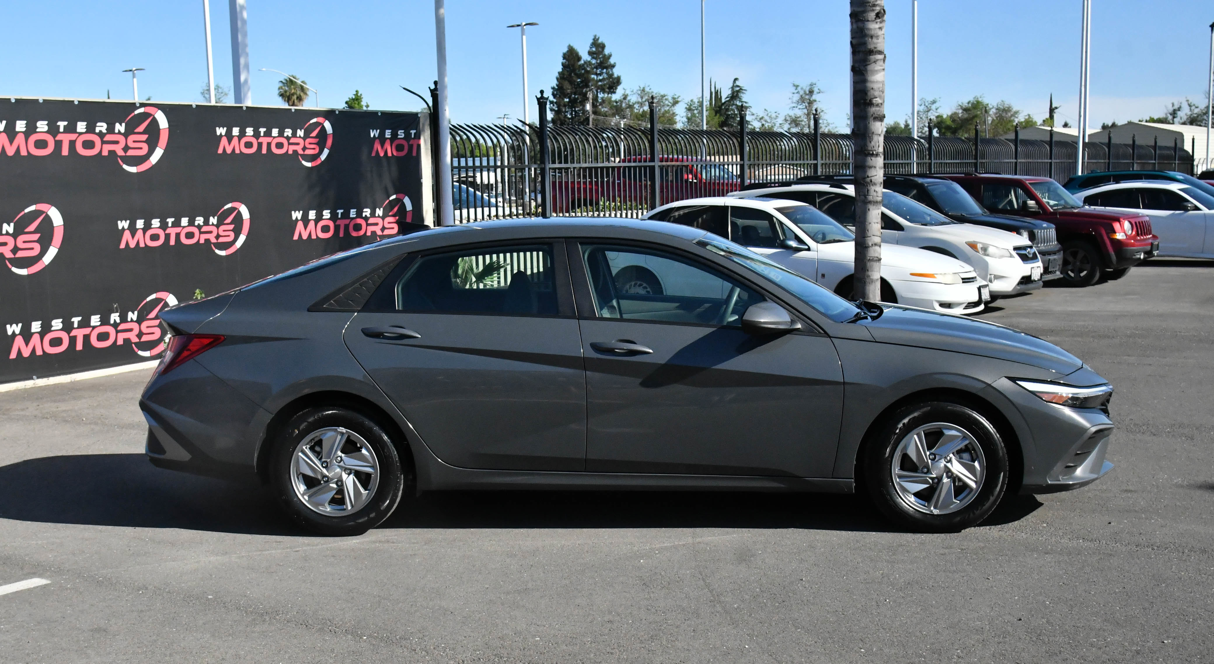 Used 2024 Hyundai Elantra SE FWD image 9