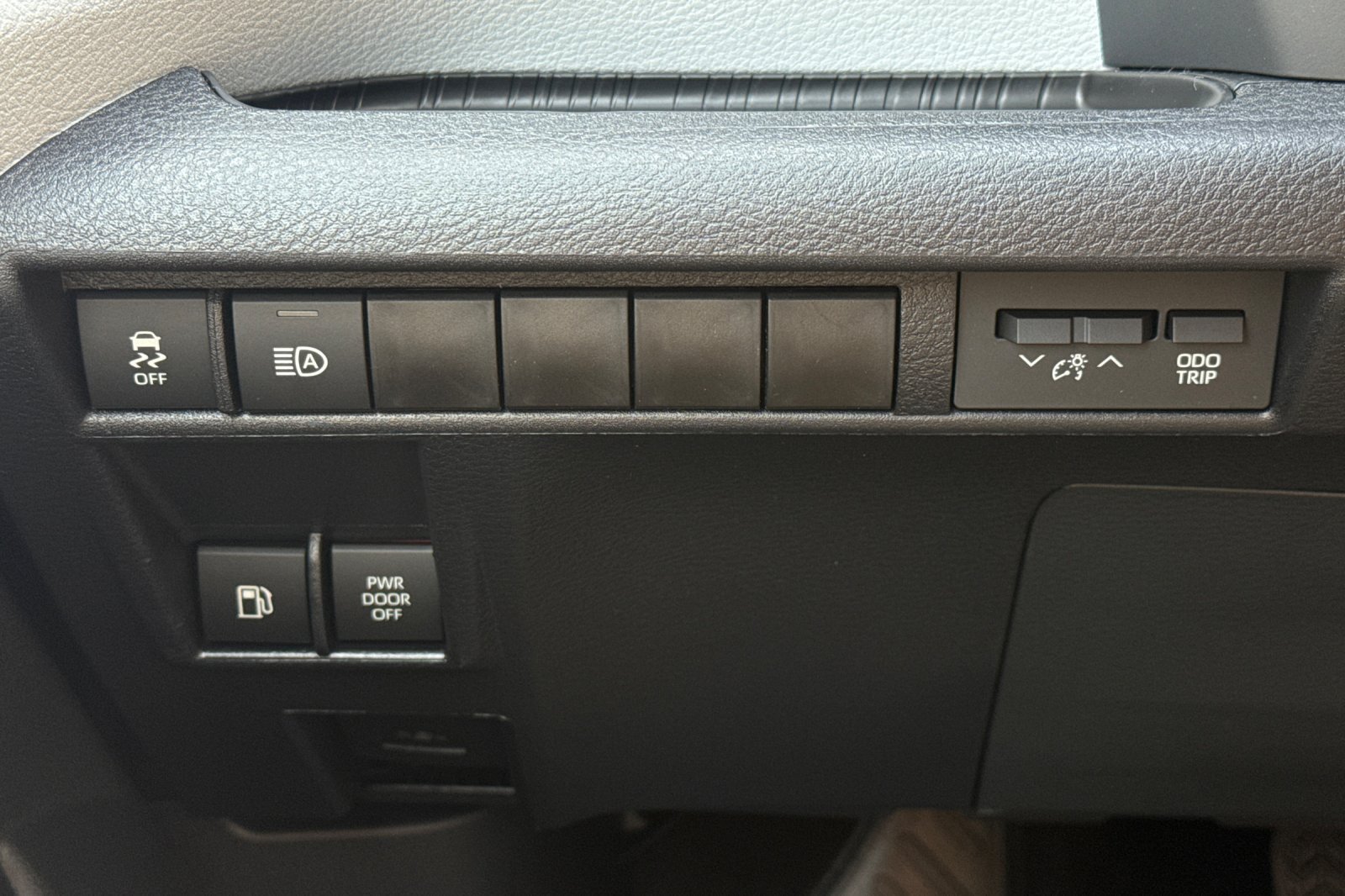 New 2026 Toyota Sienna LE FWD image 32
