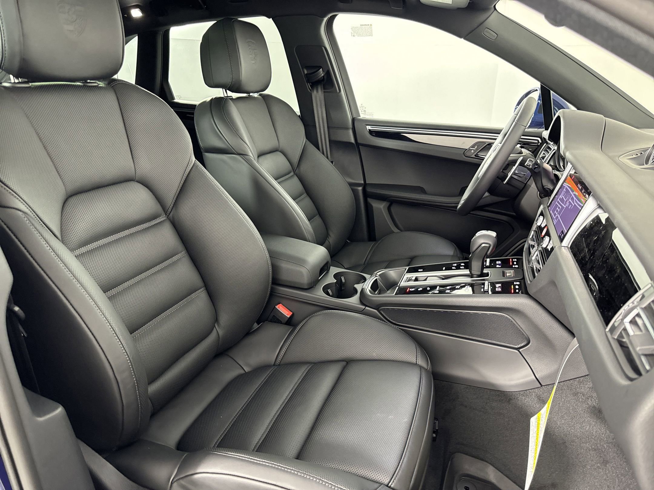 Certified 2025 Porsche Macan AWD/4WD image 30