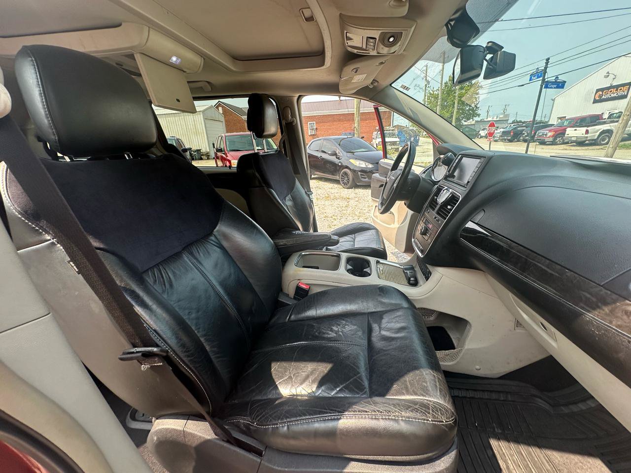Used 2011 Chrysler Town & Country Limited FWD image 16