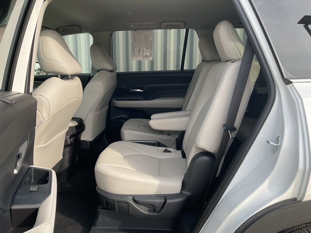 Used 2025 Toyota Grand Highlander AWD image 17