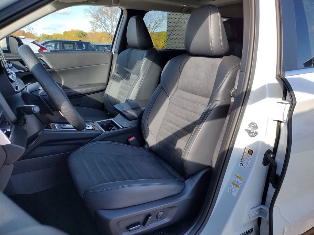 New 2025 Mitsubishi Outlander SE image 8