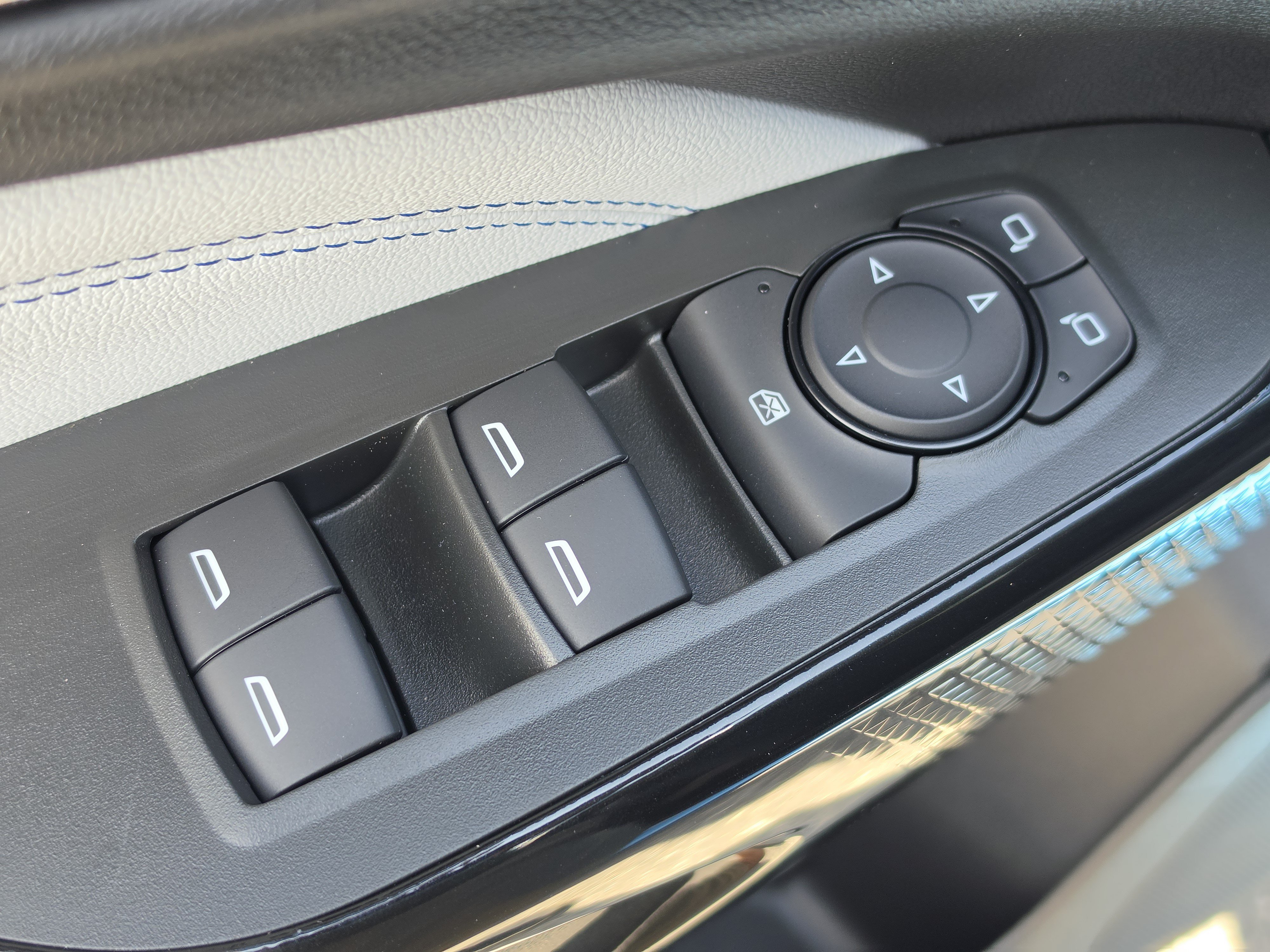 New 2026 Chevrolet Trax LT w/ Sunroof Package FWD image 23