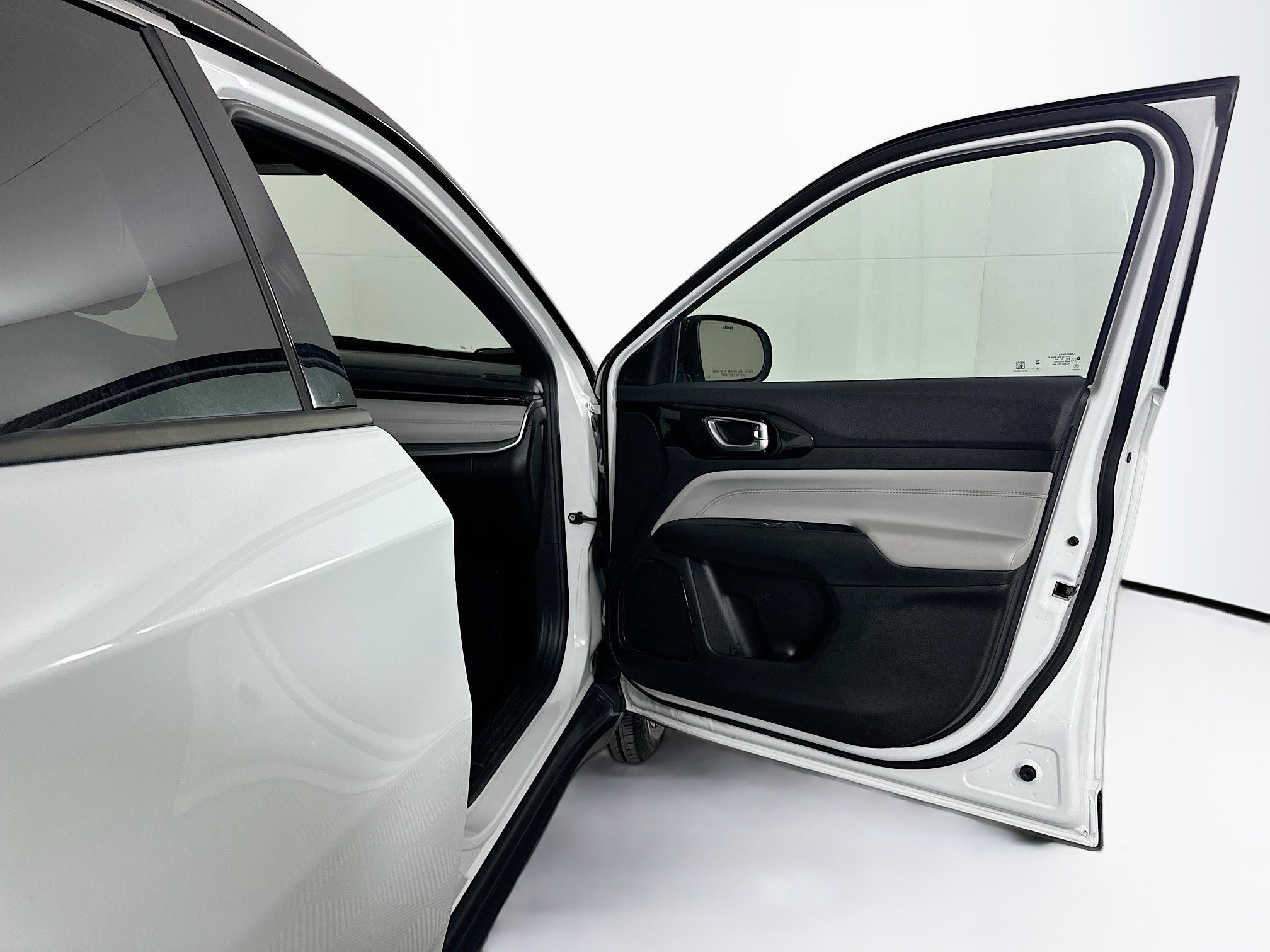 Used 2025 Jeep Compass Limited image 31