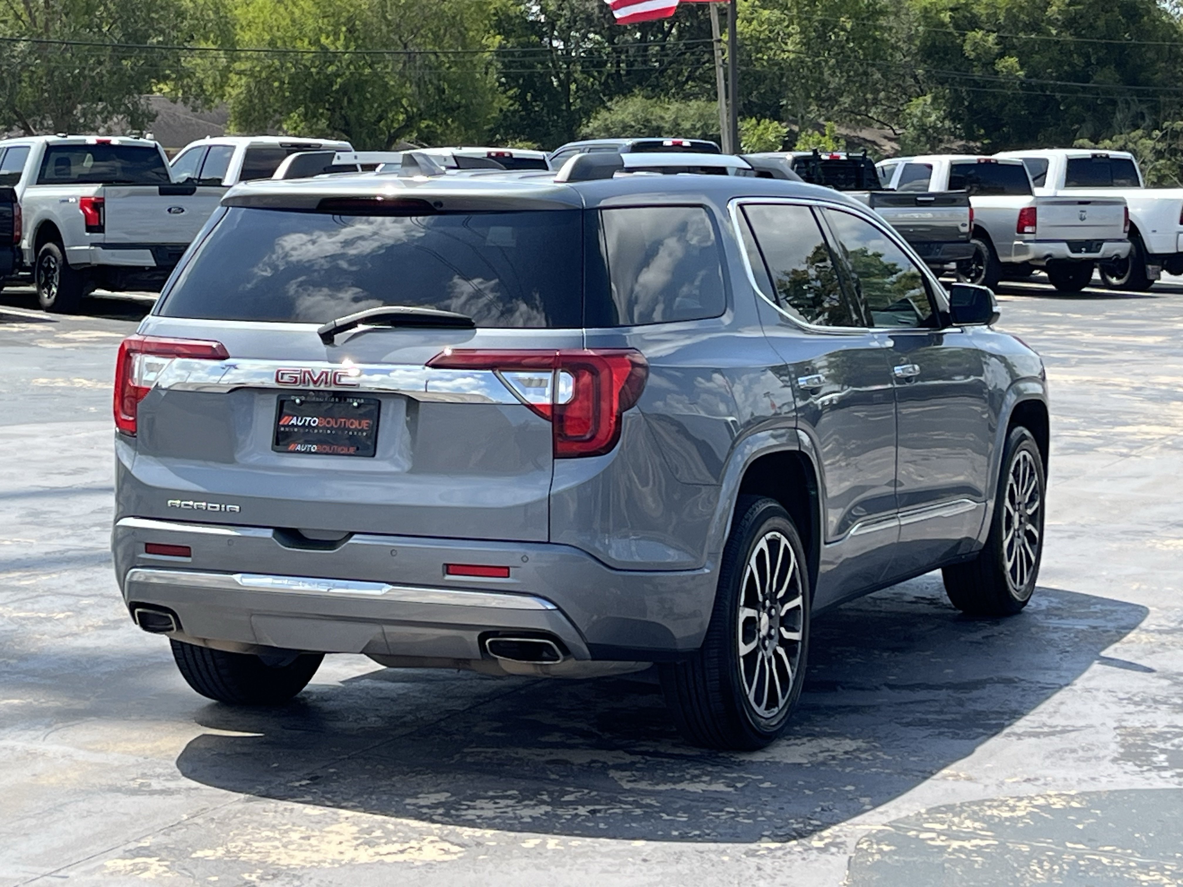 Used 2020 GMC Acadia Denali w/ Technology Package FWD image 11
