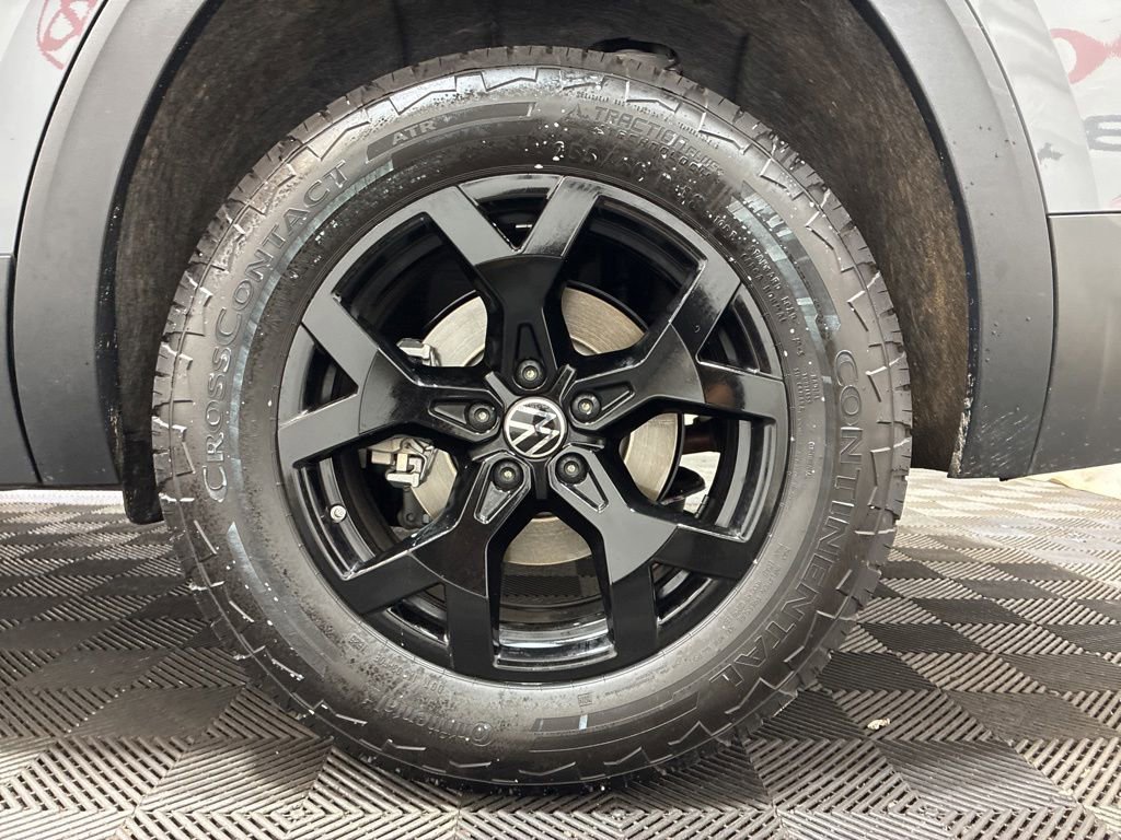 Used 2025 Volkswagen Atlas Peak Edition SE AWD/4WD image 36