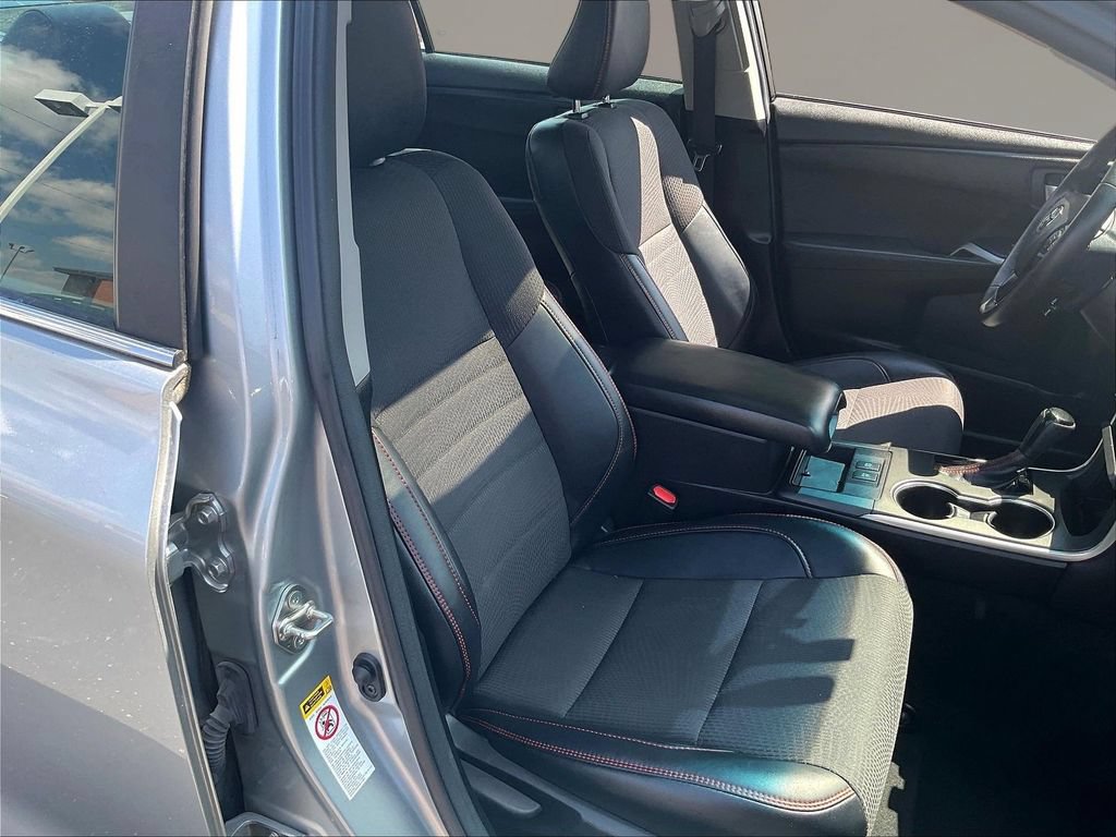 Used 2017 Toyota Camry SE w/ Moonroof Package FWD image 29